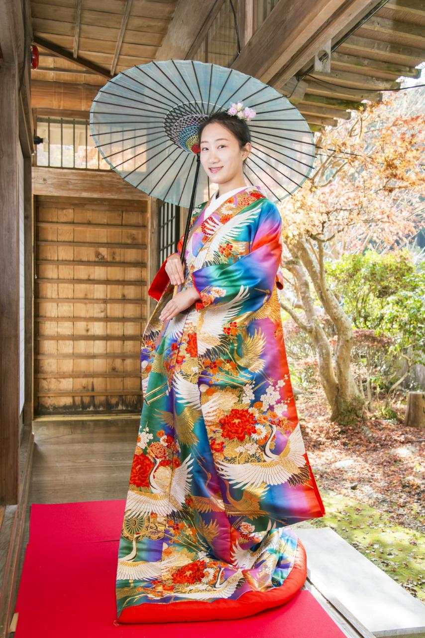 japanese-wedding-dress-rental-in-tokyo-uchikake-dress-rental-in-kyoto