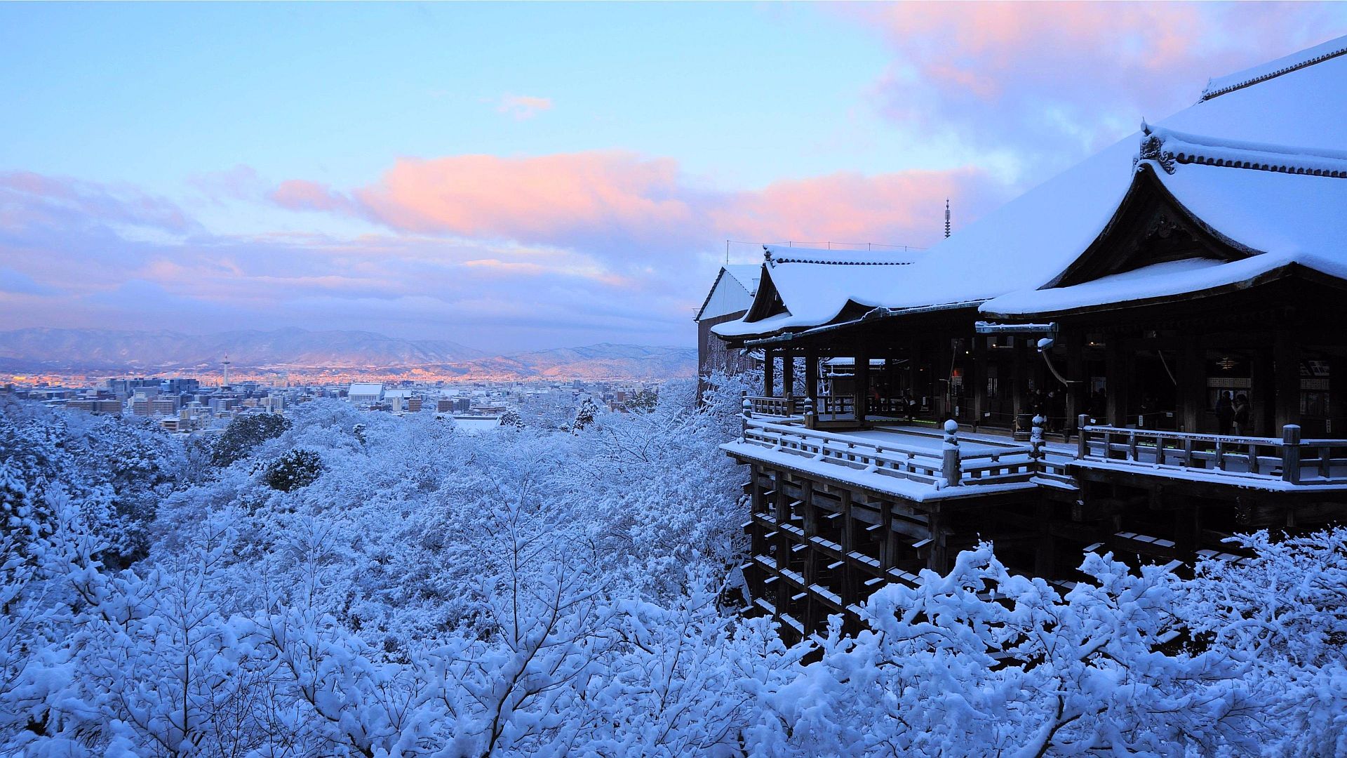 Kyoto's kimono rental shop Yumeyakata is offering a winter